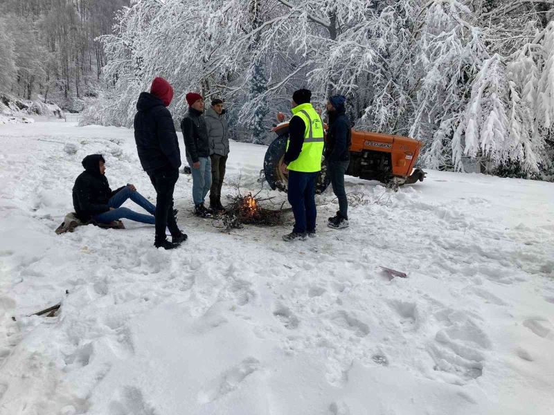 Karla kaplı orman yolunda traktör gezintisi mahsur bıraktı
