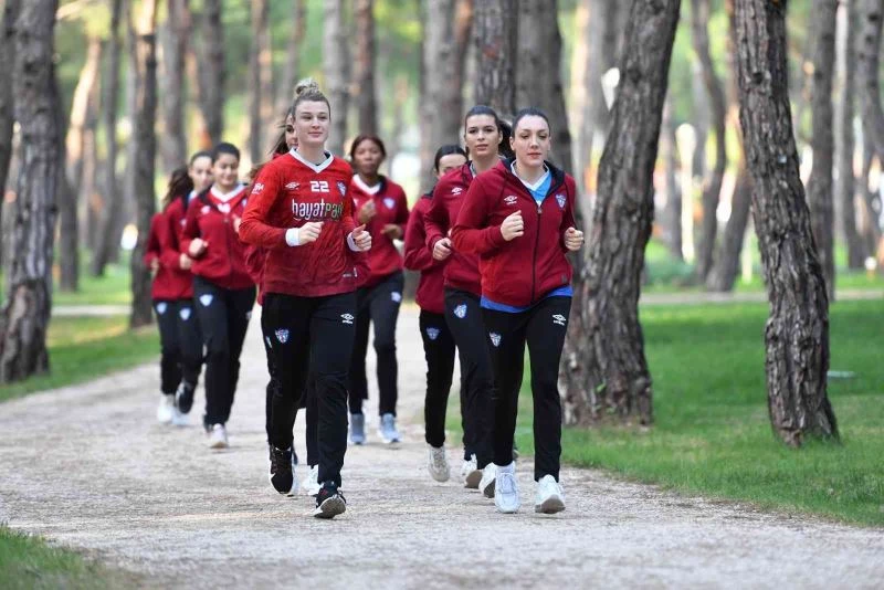 Mavi Kelebekler erteleme maçlarına hazır
