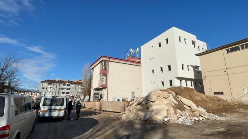 İnşaat işçisi çalışırken ayağından vuruldu
