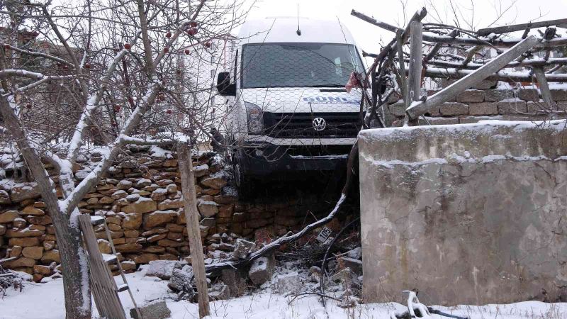 Yozgat Belediyesi’nin tuzlama çalışması yapmadığı yolda öğrenci servisi duvarda asılı kaldı
