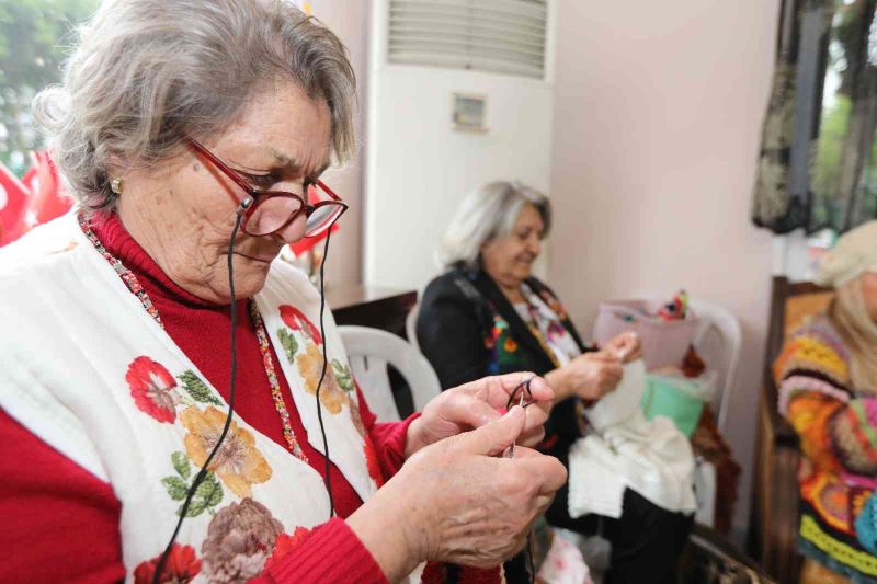 Kadınlar örgü örerek hem stres atıyor hem destek oluyor
