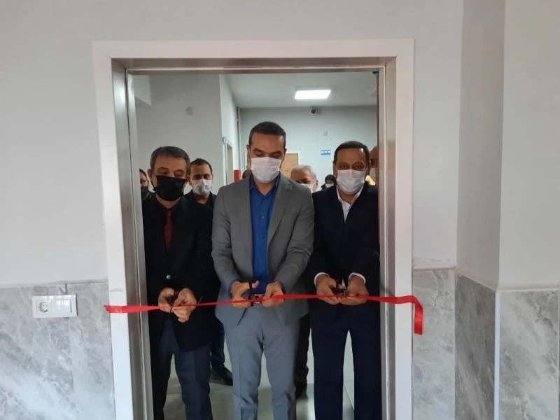 Emet Mehmet Akif Ersoy İlkokul’una kütüphane
