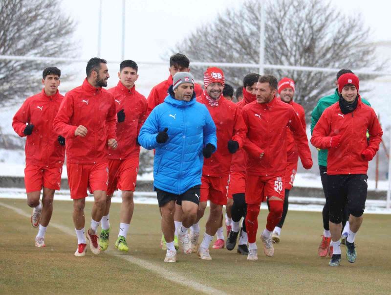 Yiğidolar’da 3 oyuncu ceza sınırında
