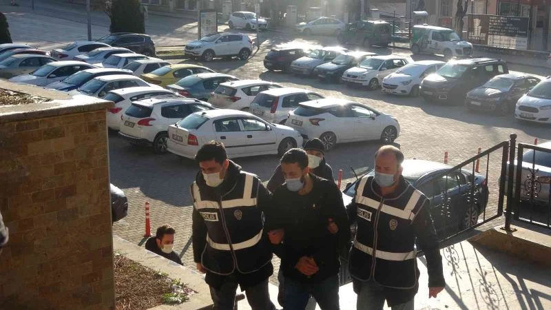 Bilecik’te bir kişinin vurulmasıyla sonuçlanan olayın 3 şüphelisi adliyeye sevk edildi
