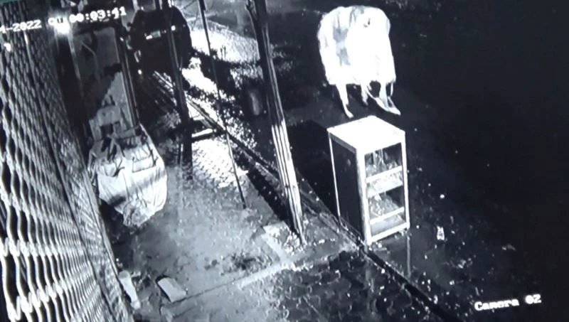 Kilis’te 2 kişi başına çuval geçirerek ekmek sandığını çaldı
