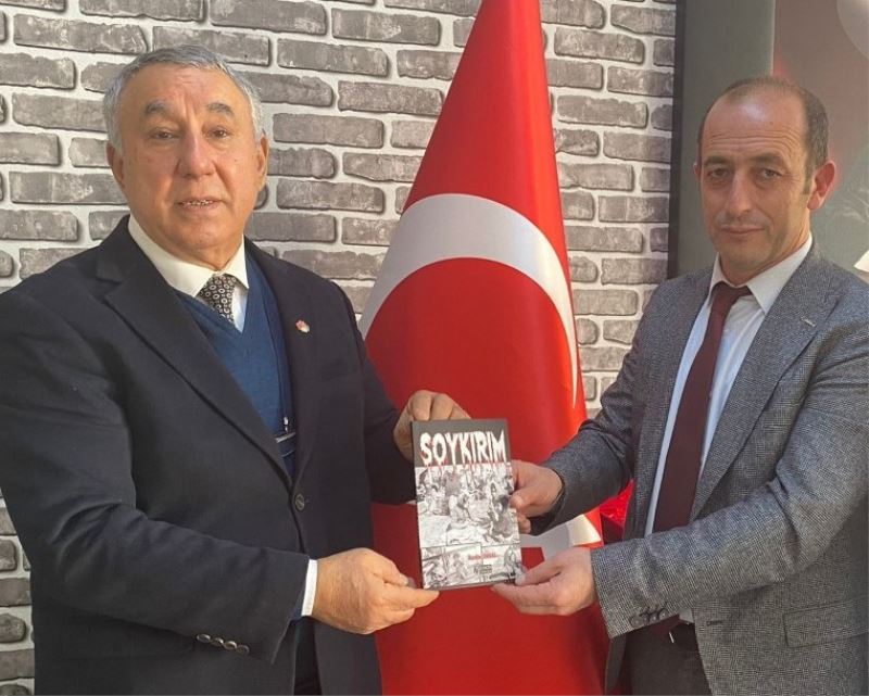 Ünsal, “Soykırım” kitabını Demirel’e hediye etti
