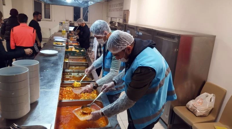 Gönüllü öğrenciler yurttaki fazla yemekleri ihtiyaç sahiplerine ulaştırıyor
