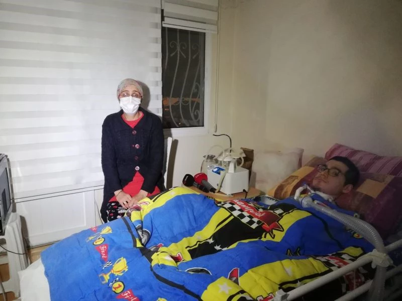 Uçan çatı elektrik tellerini kopardı: Solunum cihazına bağlı genç için zamanla yarıştılar
