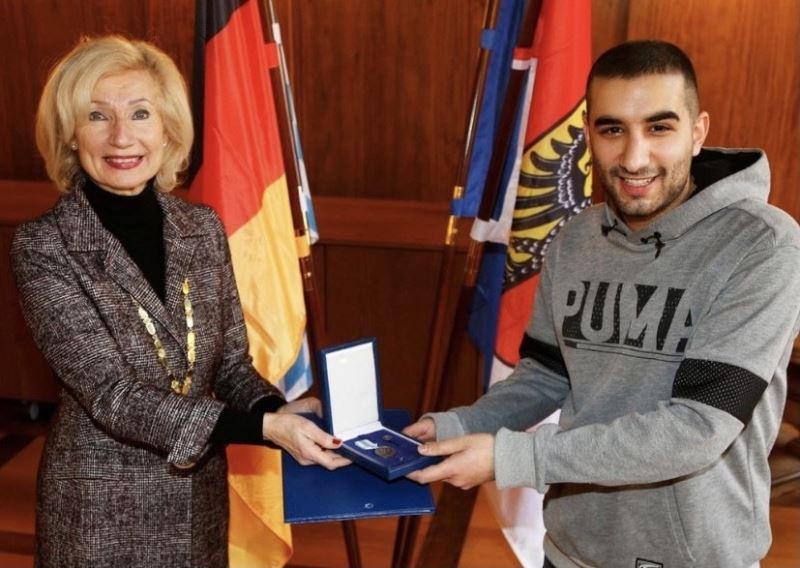 Almanya’da bir kadının hayatını kurtaran 2 Türk gencine madalya verildi
