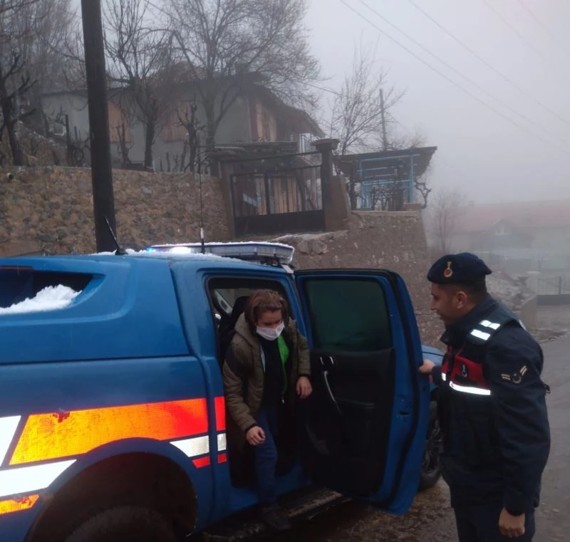 Yoğun kar yağışında mağdur olan vatandaşa jandarma desteği

