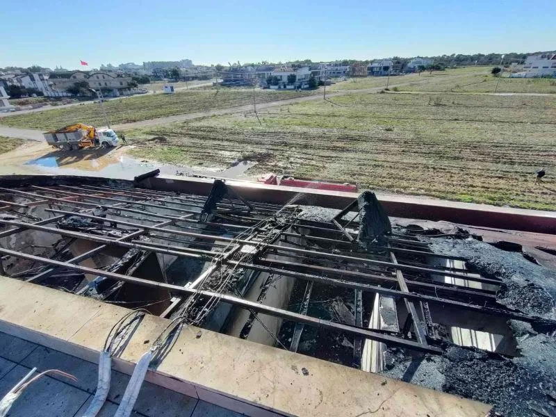 Lüks dubleks villanın ikinci katı alevlere teslim oldu
