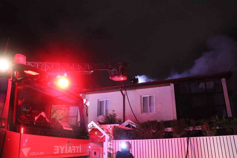 Villa çatısında çıkan yangın diğer villaya sıçradı, panik yaşandı
