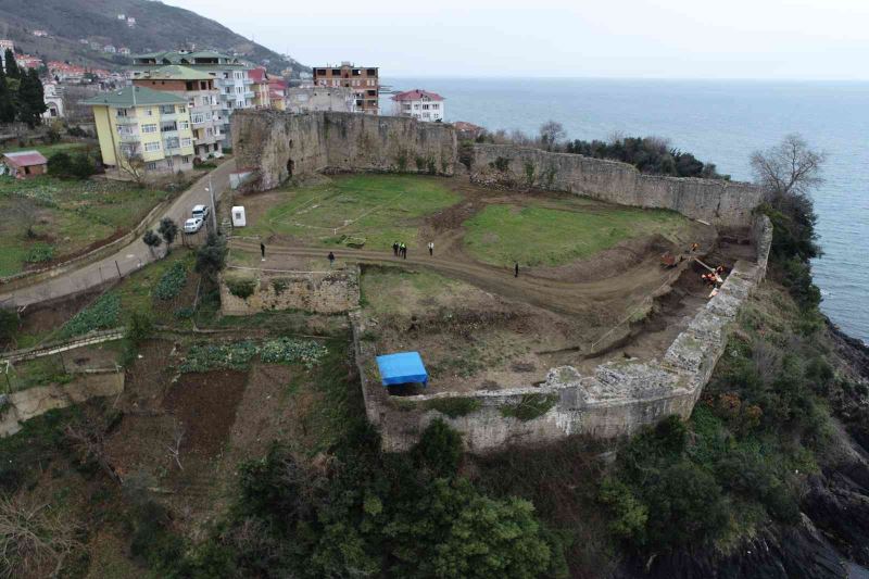 900 yıllık tarihi kalede kafatası olmayan iskelet bulundu
