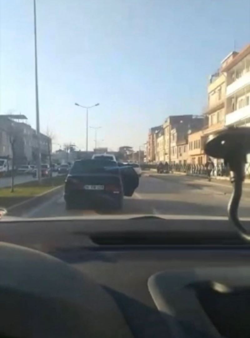 Bursa’da trafikte bantlı şekilde kapısı açık otomobili görenler gözlerine inanamadı

