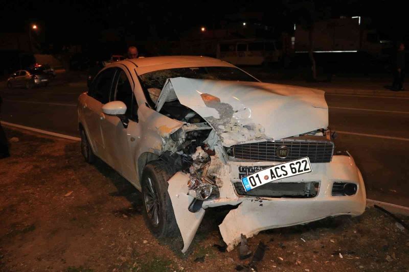 Adana’da otomobil refüjdeki ağaca çarptı: 3 yaralı
