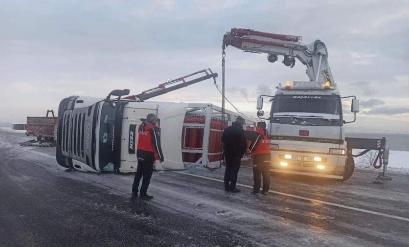 Van’da CNG yüklü tır devrildi
