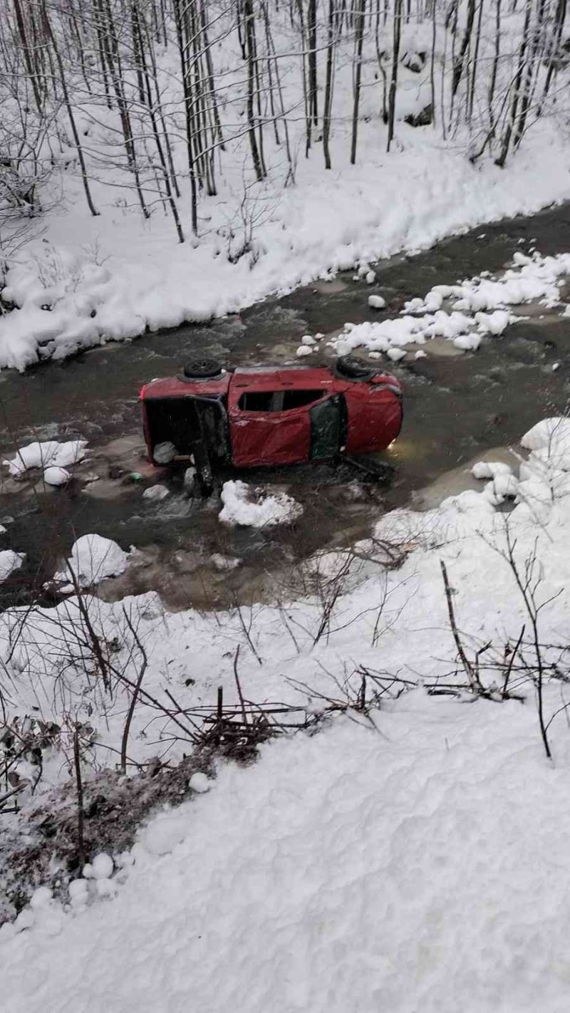 Trabzon’da buzlanan yolda pikap dereye uçtu: 1 yaralı
