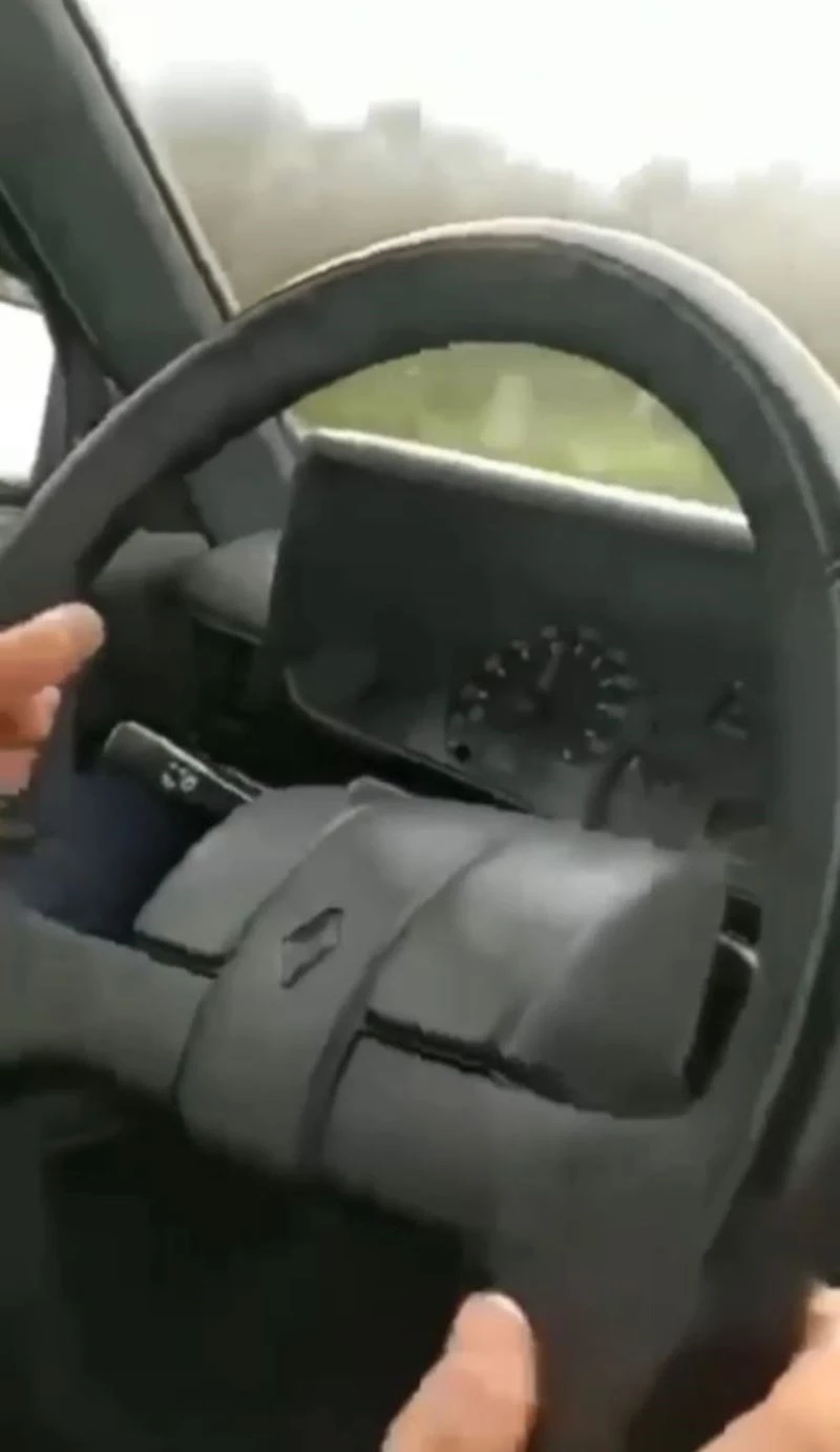 Tek şeritli yolda hız yaparken kendi kazalarını kaydettiler
