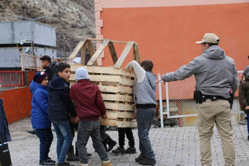 Şırnak’ta polis ve çocuklar ele ele verdi, sokak hayvanlarına barınak yaptı
