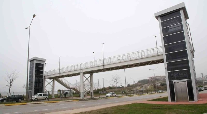 Yeni üst geçitle duraklara ulaşım kolaylaştı
