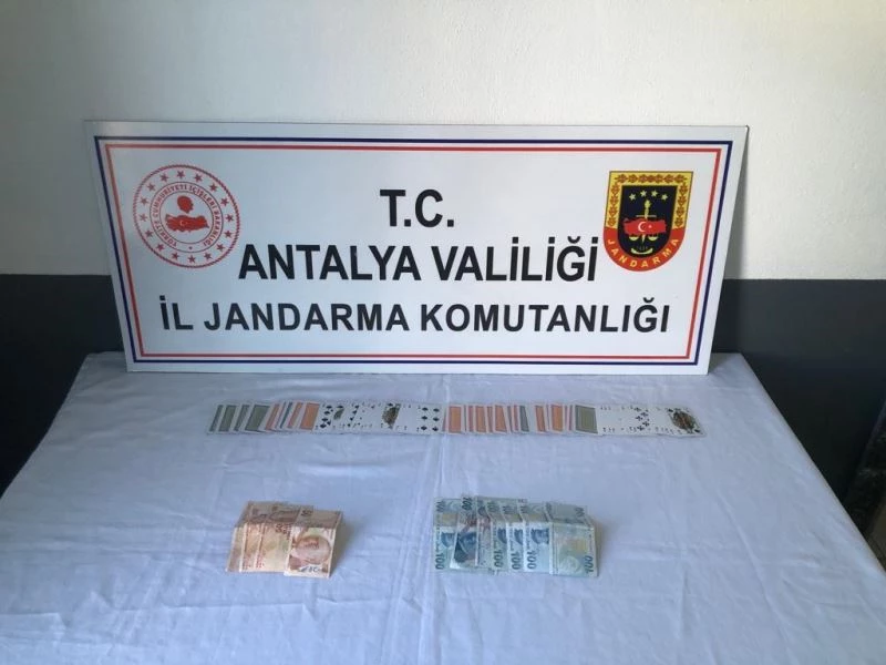 Jandarmadan Tekel markette kumara suçüstü
