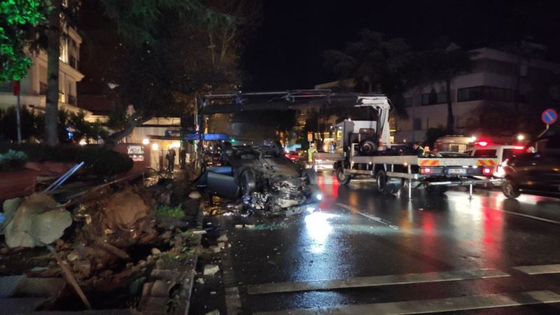 Kadıköy’de makas atan otomobil ağaç ve sokak lambasına çarptıktan sonra takla attı
