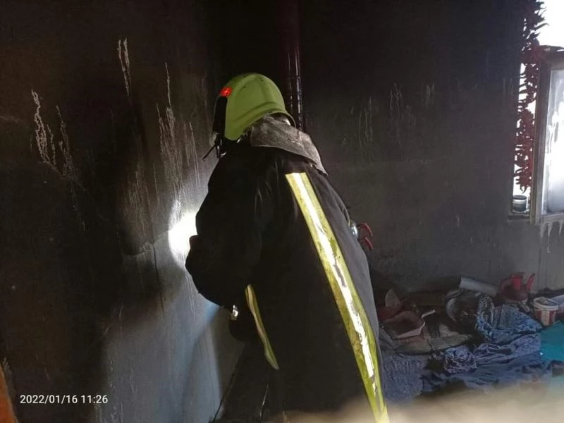 Alevlerin sardığı ev küle döndü
