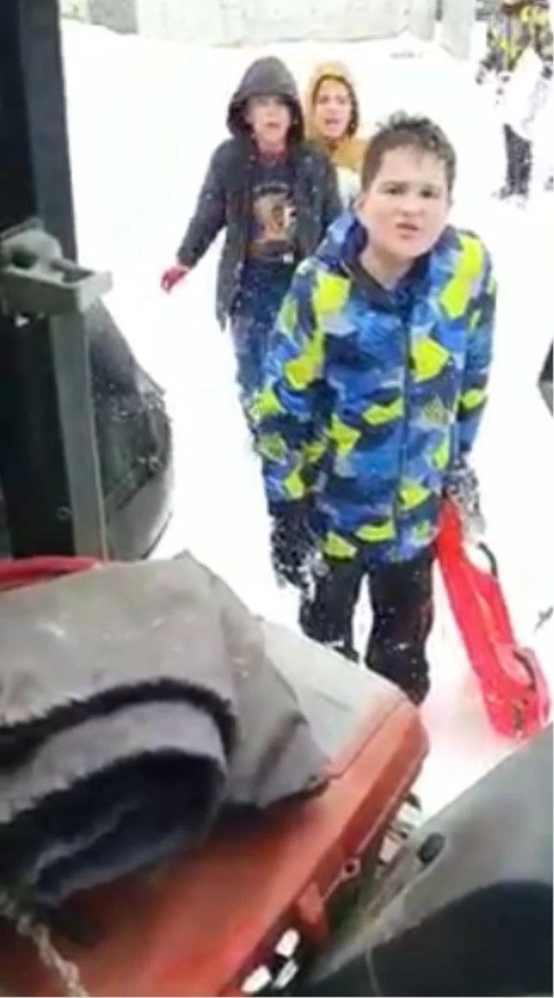 Kızakla kayan çocuklardan yolu temizlemeye gelen iş makinesi operatöründen iç ısıtan talep

