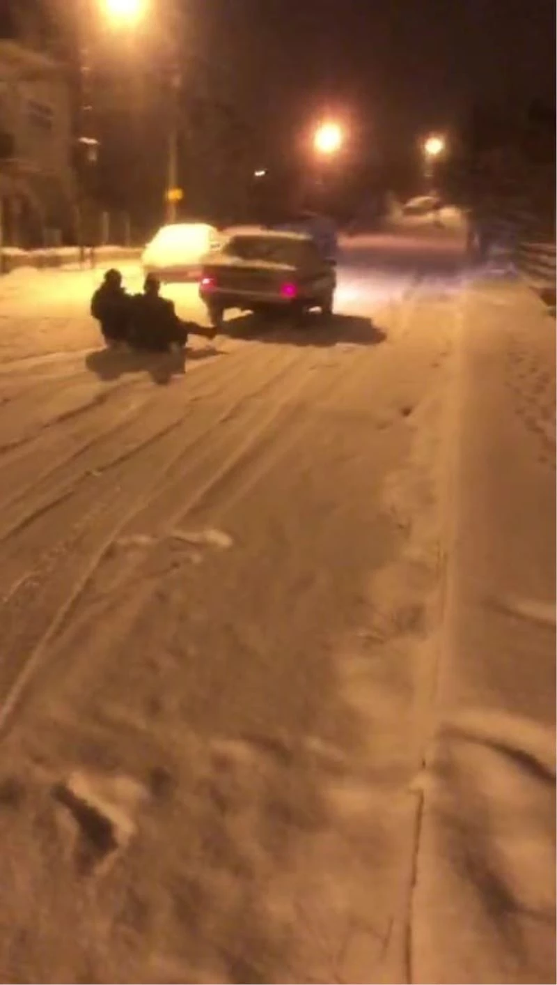 Kar yağışını halay çekerek kutladılar
