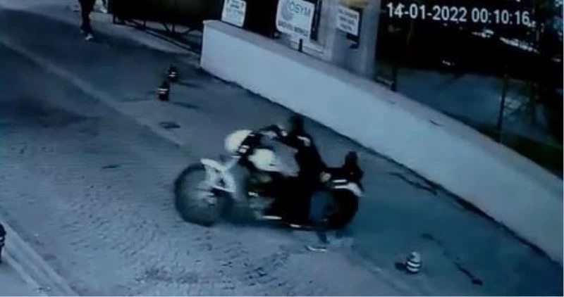 Önce keşif yaptılar sonra seçtikleri motosikleti iterek götürdüler
