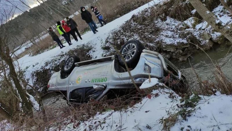 Orman muhafaza memurlarını taşıyan araç şarampole yuvarlandı: 2 yaralı
