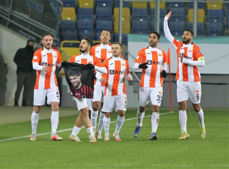 Gençlerbirliği - Adanaspor karşılaşmasında hayatını yitiren futbolcu Ahmet Çalık unutulmadı
