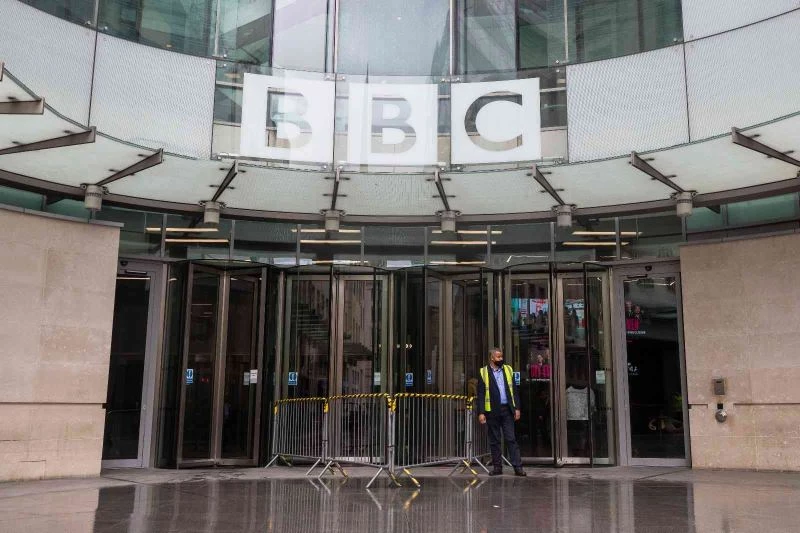 İngiltere’de BBC lisans ücret uygulaması 2 yıllığına sabitlendi
