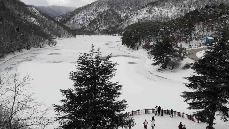 Amasya’daki turizm cenneti Boraboy Gölü’nün yüzeyi buz tuttu
