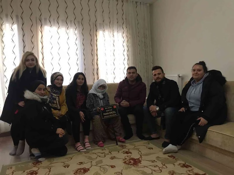 Şehit annesi, oğlunun mezarına fidan dikileceğini öğrenince gözyaşlarına hakim olamadı
