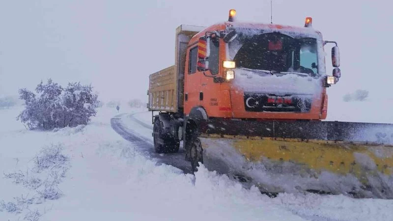 Kırıkkale’de karın kapattığı 21 köy yolu ulaşıma açıldı
