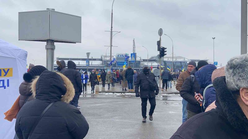 Vatana ihanet ile suçlanan eski Ukrayna Devlet Başkanı Poroşenko ülkeye döndü
