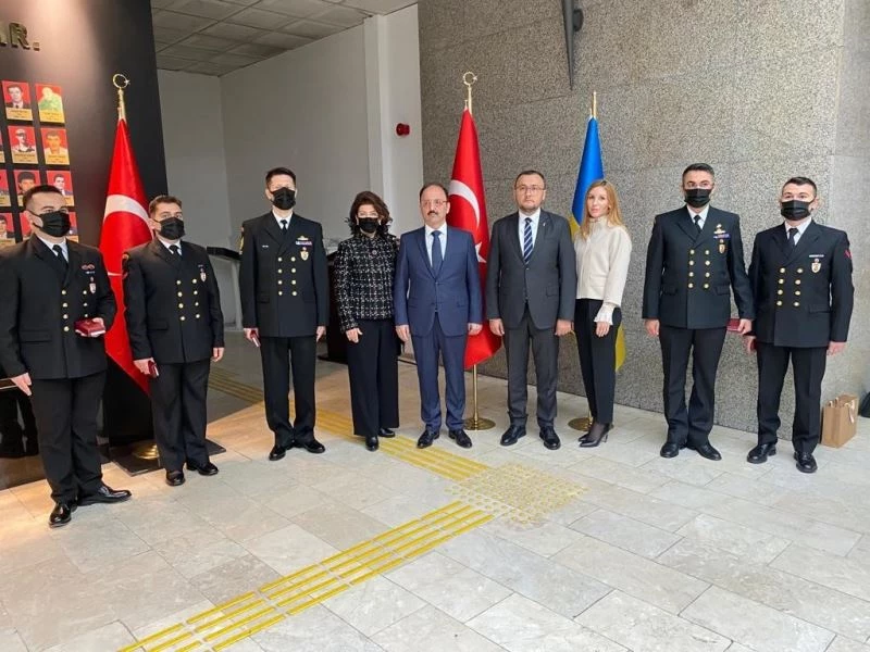 Batan gemideki 6 mürettebatı kurtaran askeri personele Ukrayna Büyükelçisinden madalya
