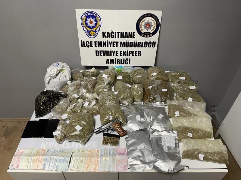 İstanbul’da aile boyu uyuşturucu ticareti: Kağıthane polisi merdivenin içinde 7.5 kilogram marihuana yakaladı
