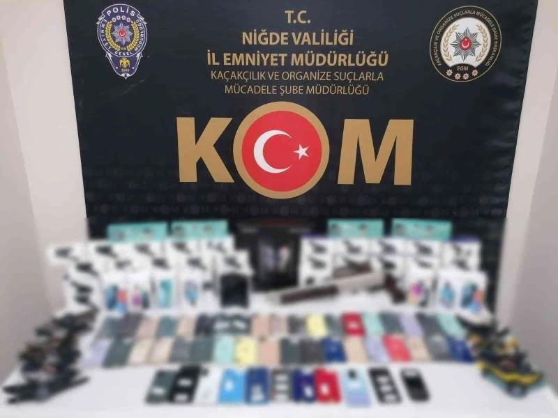 KOM ekipleri kaçak telefon ve saat ele geçirdi
