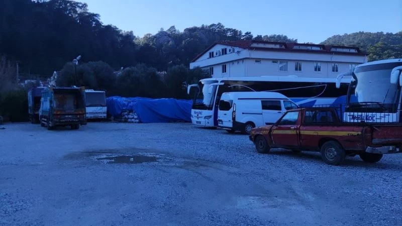 Zabıta ekiplerinin uyardığı kömürcü kendini yaktı
