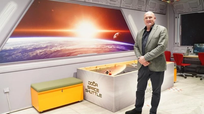 Ünlü astronot öğrencilerle buluştu
