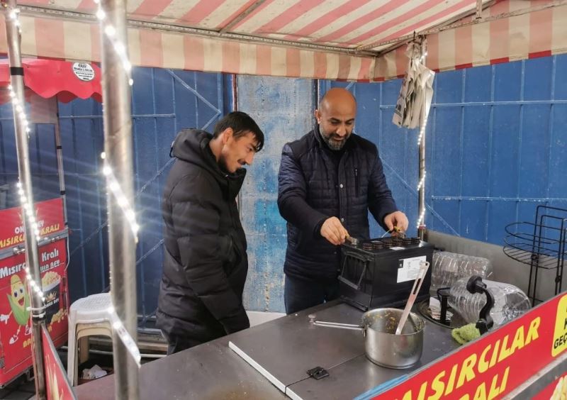 Mısır tezgahından malzeme çalınan engelli gence destek yağdı
