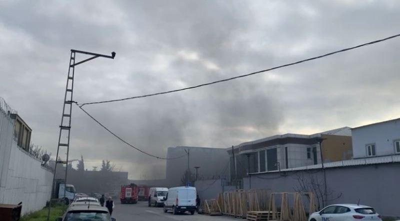 Pendik’te demir fabrikasında patlamanın ardından yangın çıktı
