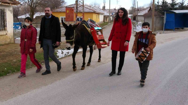 Yozgat’ta öğretmenler “Eşekli kütüphane” ile köy halkını kitapla buluşturuyor
