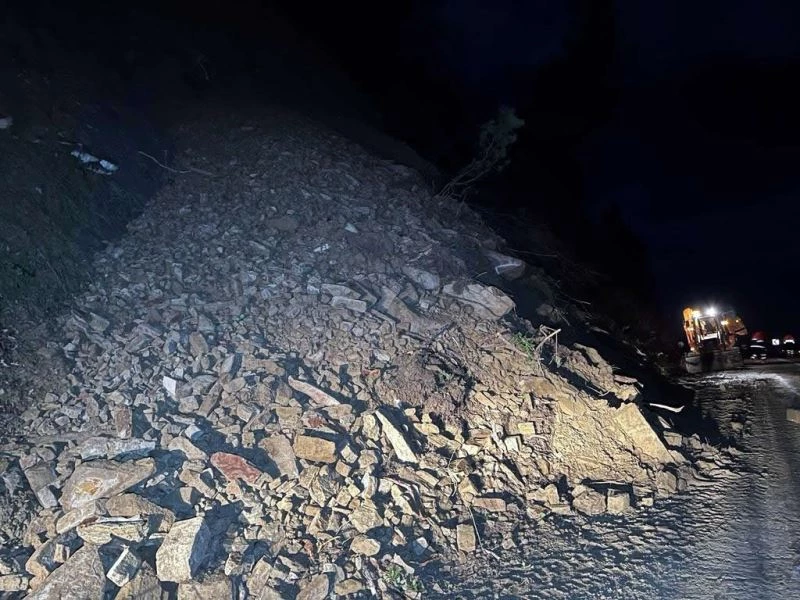 Sinop-Ayancık karayolunda heyelan
