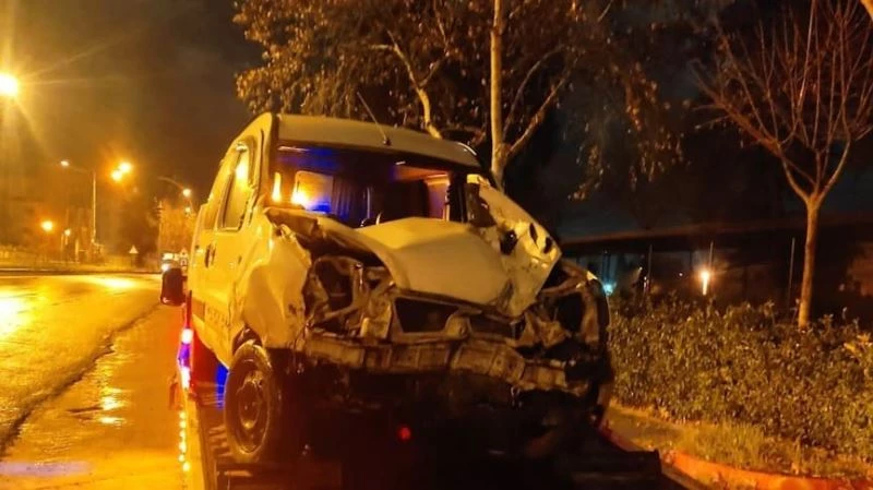 Refüje çarpan sürücünün karnına demir saplandı
