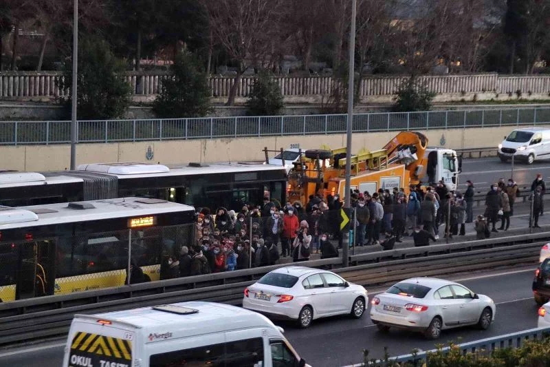 Metrobüs arıza yaptı, yolcular metrobüs güzergahında yürümek zorunda kaldı
