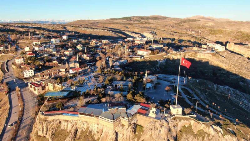 Mevsimler tersine döndü: Batıda kar yağarken Elazığ’da bahar havası yaşanıyor
