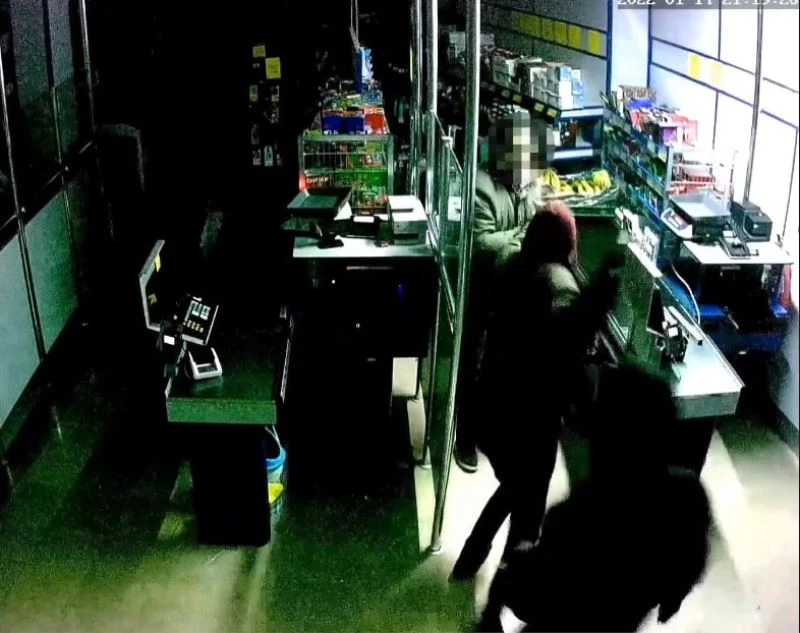 Satır, bıçak ve oyuncak tabanca ile markete girip dehşeti yaşattılar
